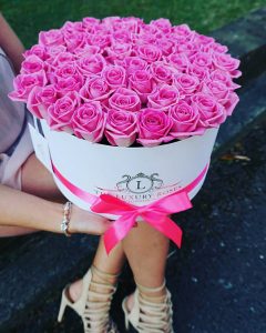 The Luxury Roses London - white box of 100 pink roses